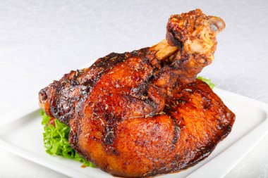 Beyaz tabakta pişmiş domuz bacak