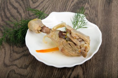 Dereotu beyaz tabak içinde servis haşlanmış tavuk budu