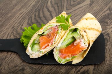 Ahşap arka plan üzerinde peynir ile Somon ekmek rulo