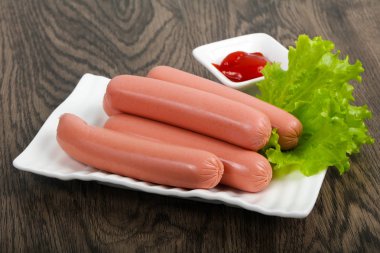 Salata ve ahşap arka plan üzerine ketçap ile sosis haşlama