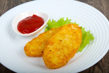 Closeup ile sos ve marul ahşap arka plan üzerinde patates pancakes