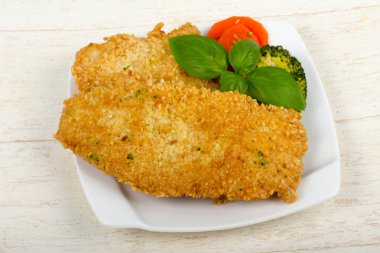 Susam ve haşlanmış sebzeler ile ahşap arka plan üzerinde tavuk