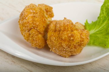 Ahşap arka plan üzerinde beyaz tabakta diyet gevrek karnabahar