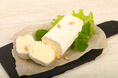 Fransızca peynir brie ahşap tahta arka plan üzerinde