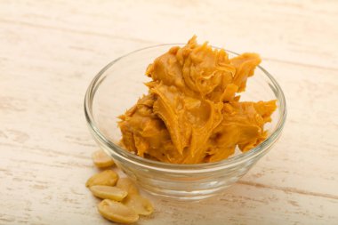 Ahşap masa arka plan üzerinde fındık fıstık ezmesi