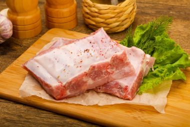 Çiğ Domuz kaburga ile baharat yemek için ahşap masa arka plan hazır