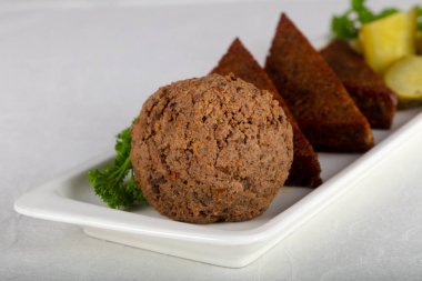 Ekmek ve salatalık turşusu ile karaciğer yaymak