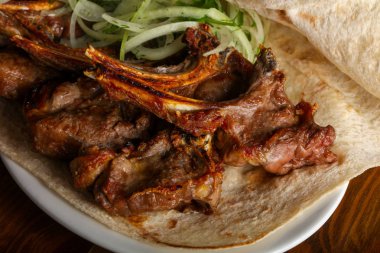 Portre, sıcak sulu ızgara kebabı soğan ve maydanoz