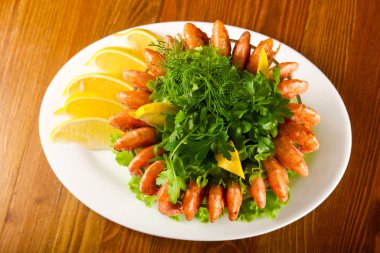 Karides kokteyl limon ve maydanoz ahşap arka plan üzerinde servis