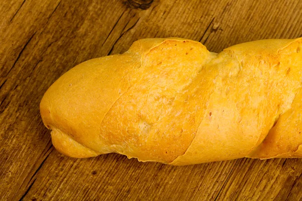 自制的面包面包在木背景 — 图库照片