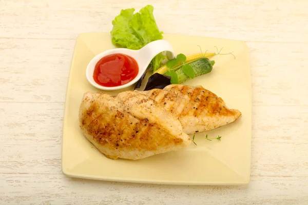 Pechuga Pollo Asada Con Hojas Ensalada Sobre Fondo Mesa Madera —  Fotos de Stock