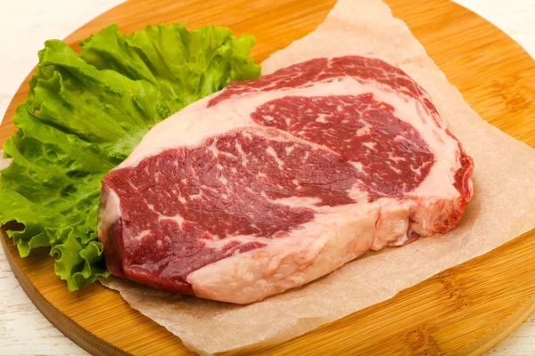 Rib Eye Rauwe Biefstuk Klaar Voor Het Koken Houten Tafel — Stockfoto