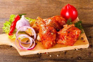 Izgara ve barbekü ahşap arka plan üzerinde için çiğ tavuk Marine bacaklar