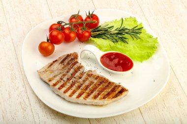 Izgara bağlantı noktası biftek domates ketçap ve biberiye 