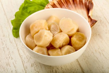 Çiğ deniz tarakları kasede pişmeye hazır. 