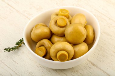 Kase yemek için ahşap arka plan üzerinde hazır Marine petrol