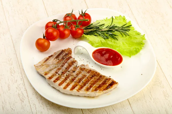 Izgara bağlantı noktası biftek domates ketçap ve biberiye 