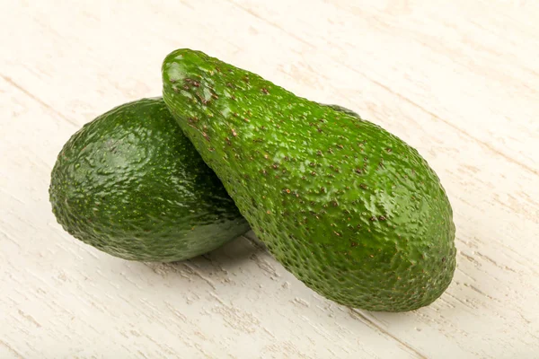 Stapel Groene Avocado Houten Achtergrond — Stockfoto