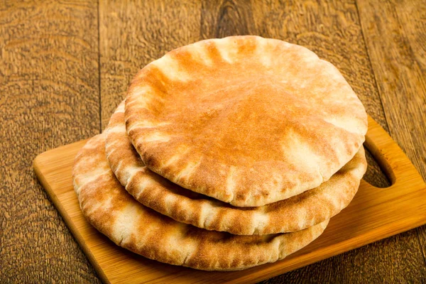 Pide ekmek yığın ahşap arka plan üzerinde