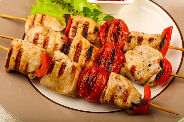 Domates ve biber beyaz plaka ile Türkiye şiş ızgara