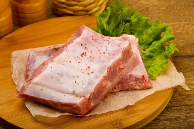 Çiğ Domuz kaburga ile baharat yemek için ahşap masa arka plan hazır