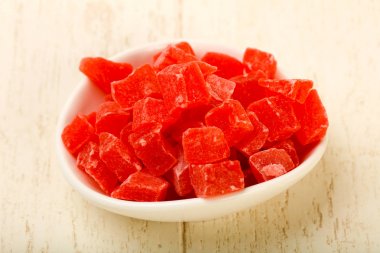 Ahşap masa arka plan üzerinde kuru papaya yığın