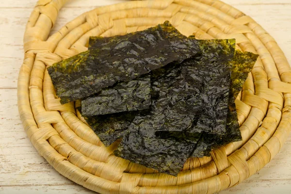 Ahşap arka plan üzerinde fiş gevrek Nori yaprak 