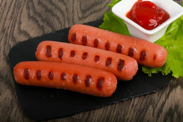Embutidos Parrilla Con Ensalada Ketchup Sobre Fondo Mesa Madera —  Fotos de Stock