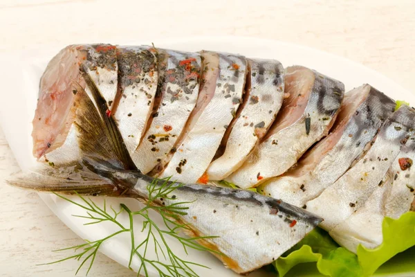 Scomber ahşap masa arka plan üzerinde füme