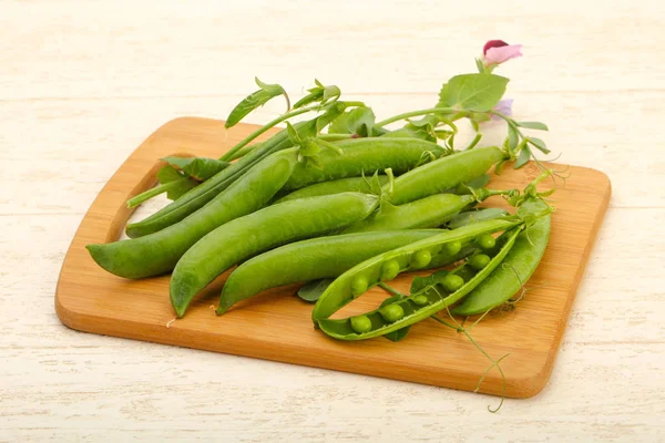 Mogna Gröna Ärtor Med Blad Träbord Bakgrund — Stockfoto