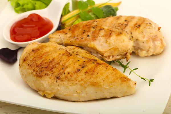 Dada Ayam Panggang Dengan Daun Salad Latar Belakang Meja Kayu — Stok Foto