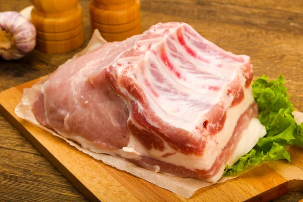 Çiğ domuz eti pişirme, ahşap tablo arka planı için