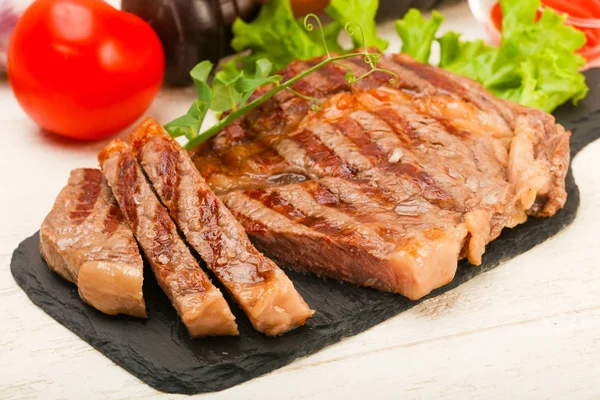 Gegrilltes Rib Eye Steak Auf Holztischhintergrund — Stockfoto