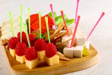 Peynir tabağı ile meyve, Beyaz ahşap masa arka plan hizmet