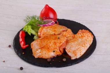 Izgara ve barbekü ahşap arka plan üzerinde Marine edilmiş tavuk uyluk