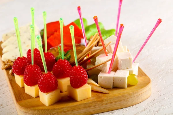 Peynir tabağı çeşitler ile Ahududu ahşap arka plan üzerinde