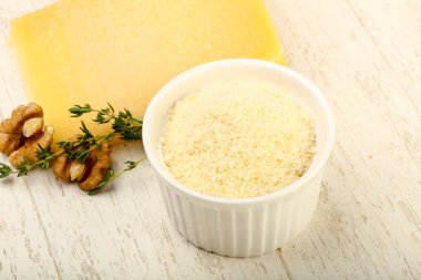 Parmesan rendelenmiş peynir yığın ceviz ve kekik ahşap arka plan üzerinde