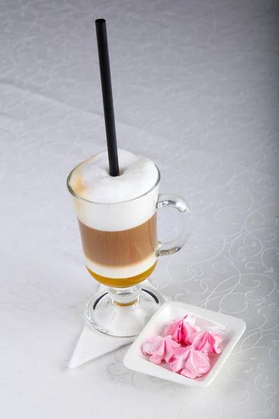 Кофе Латте Белой Тарелке Печеньем — стоковое фото