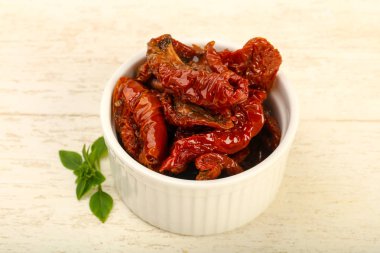 Fesleğen yapraklı kuru domates.  