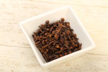 Ahşap arka plan üzerinde tohum kase karanfil