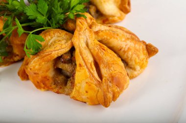 Pasta etli maydanoz beyaz tabakta