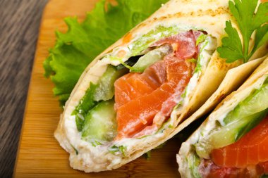 Ahşap arka plan üzerinde peynir ile Somon ekmek rulo