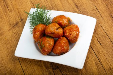 Dereotu, domates soslu köfte servis 