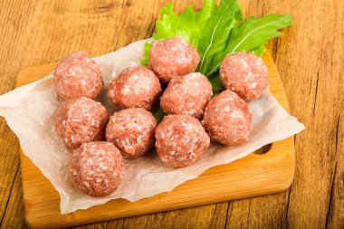 Ahşap arka plan üzerinde yemek pişirmek için çiğ köfte