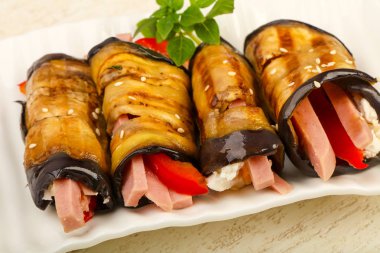 Jambon, peynir ve biber üzerine ahşap arka plan ile doldurulmuş patlıcan