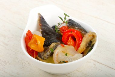 Kase haşlanmış sebze - patlıcan, domates, biber ve kabak ahşap arka plan üzerinde