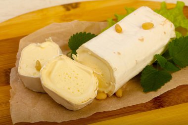 Fransızca peynir brie ahşap tahta arka plan üzerinde