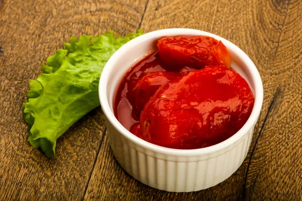 Tomates Pelados Con Jugo Tazón Sobre Fondo Madera —  Fotos de Stock