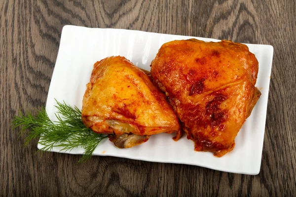 Ahşap arka plan üzerinde soslu kızarmış tavuk uyluk