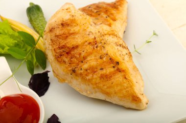 Kavrulmuş tavuk göğsü salatası ile ahşap arka plan üzerinde bırakır